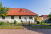 Bungalow-Doppelhaushälfte - Mit Einbauküche, Terrasse, Garage, Garten, Dachboden u.v.m.: Bungalow-Doppelhaushälfte in Strausberg