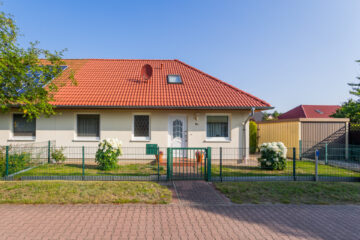 Mit Einbauküche, Terrasse, Garage, Garten, Dachboden u.v.m.: Bungalow-Doppelhaushälfte in Strausberg, 15344 Strausberg, Doppelhaushälfte