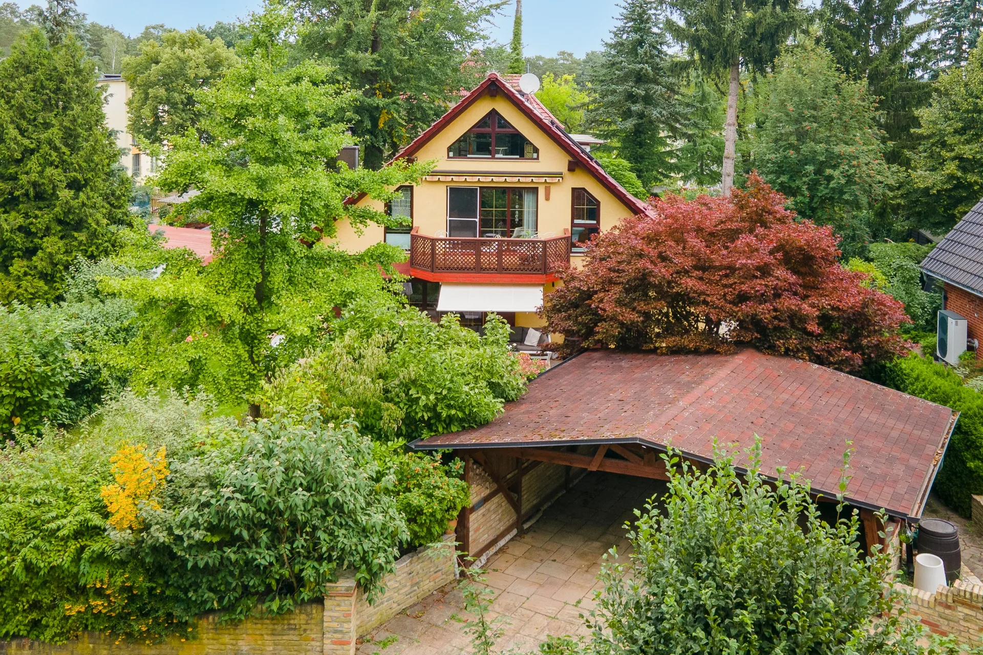 Haus mit Massivholz-Carport