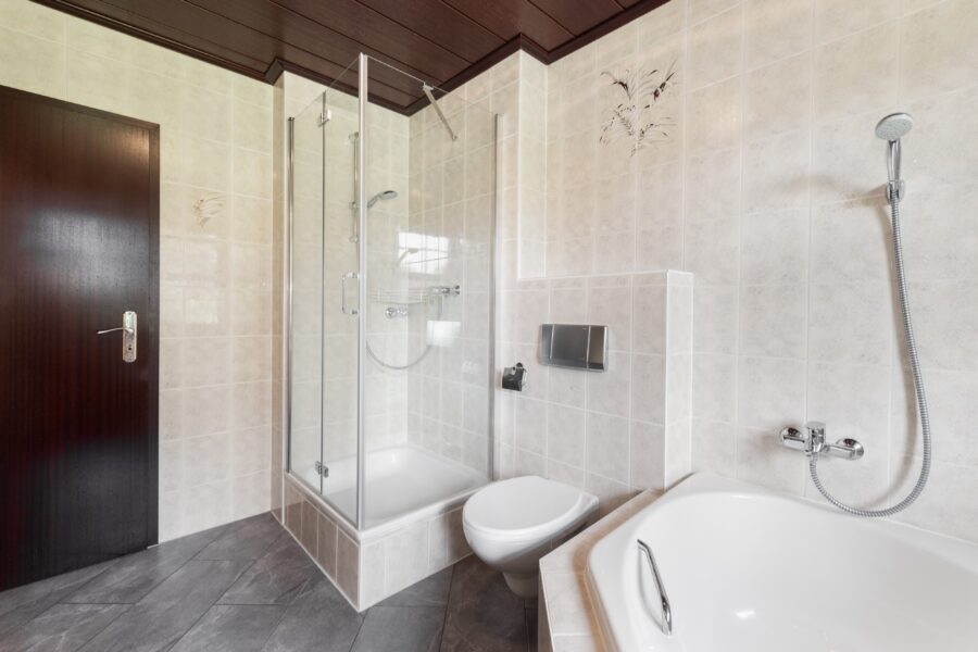 Bad mit Dusche (OG)