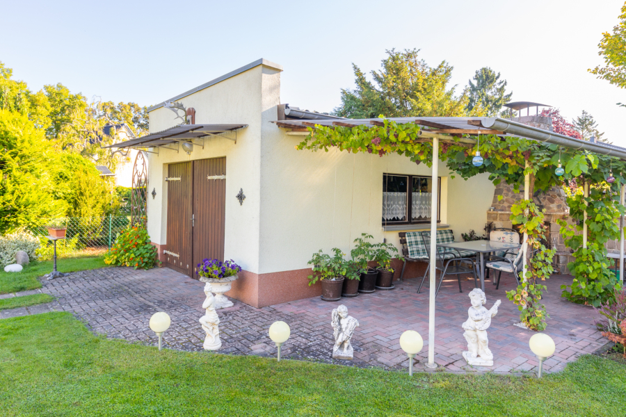 Garage und Gartenterrasse