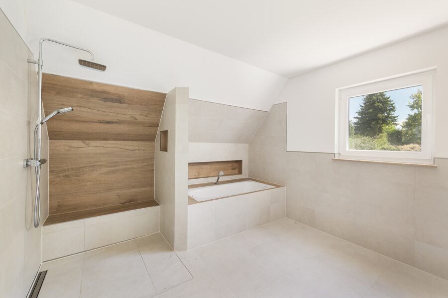 Badezimmer: Dusche + Badewanne