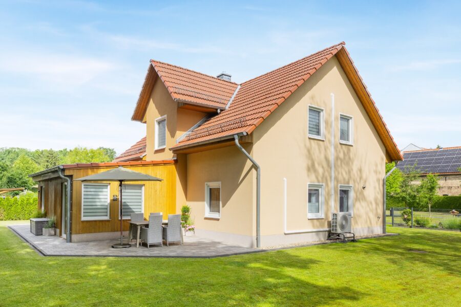 Garten mit Südost-Terrasse
