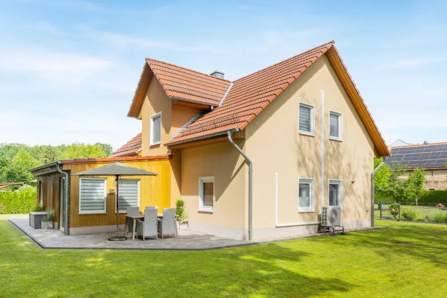 Garten mit Südost-Terrasse