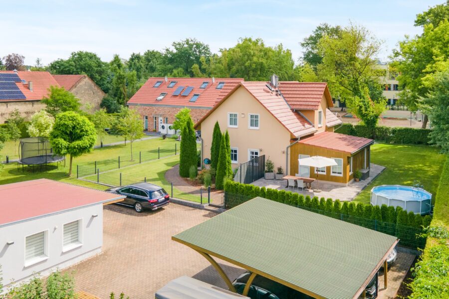Carport und Gartenhaus