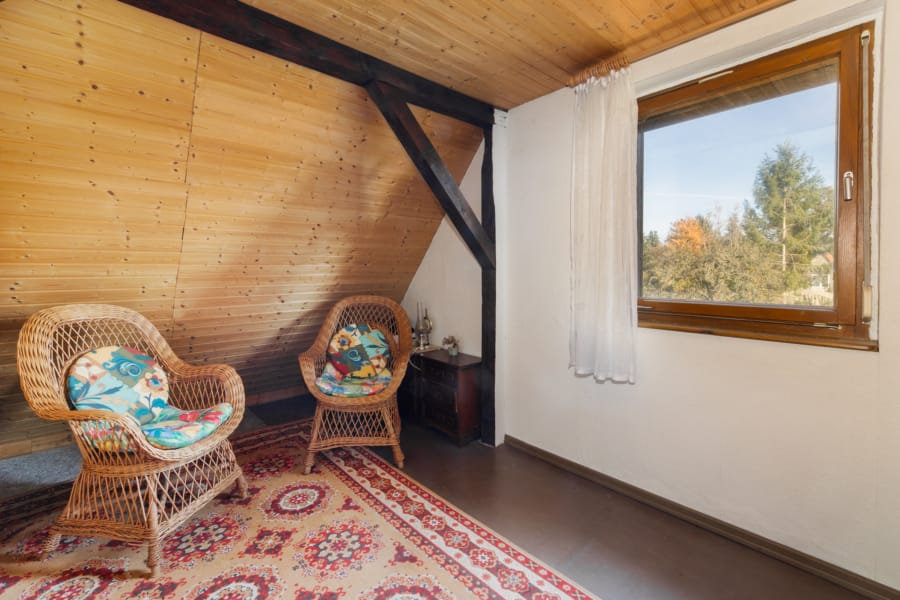 Mit freigelegten Dachbalken