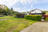 Garten mit gepflasterten Wegen - Zweite Seereihe! Mit Keller, Einbauküche, Kamin: Gemütlicher Bungalow in Hennickendorf