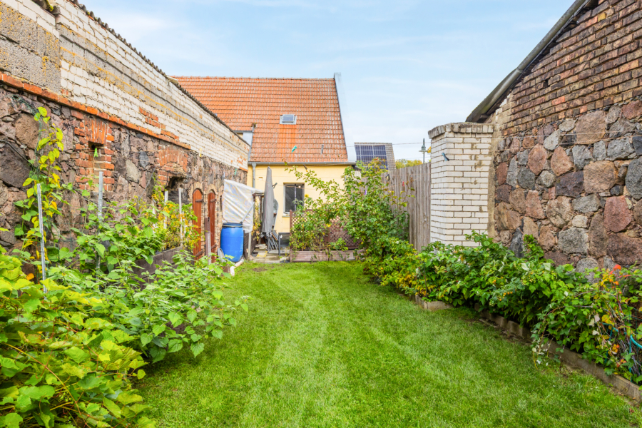Garten zwischen Haus und Nachbar