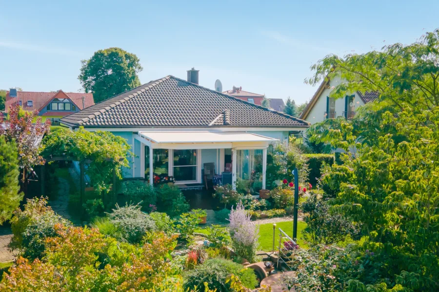 Gartenseite mit Terrasse