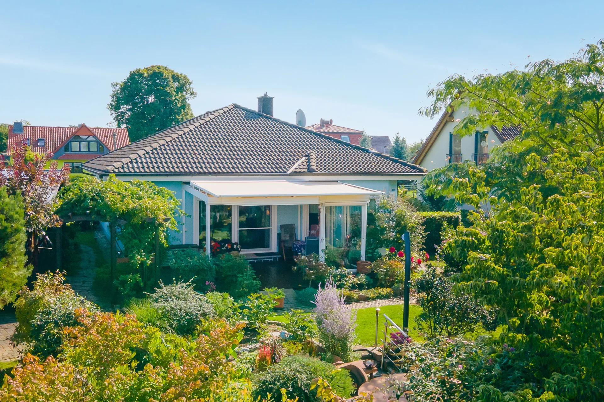 Gartenseite mit Terrasse