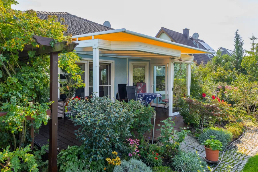 Überdachte West-Terrasse