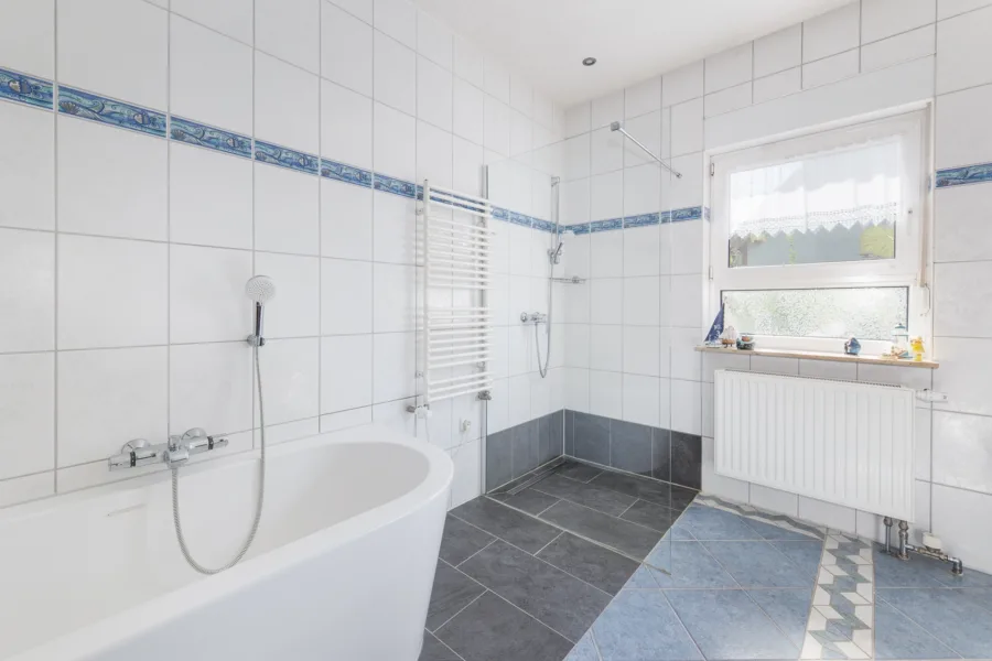 Tageslichtbad mit Wanne