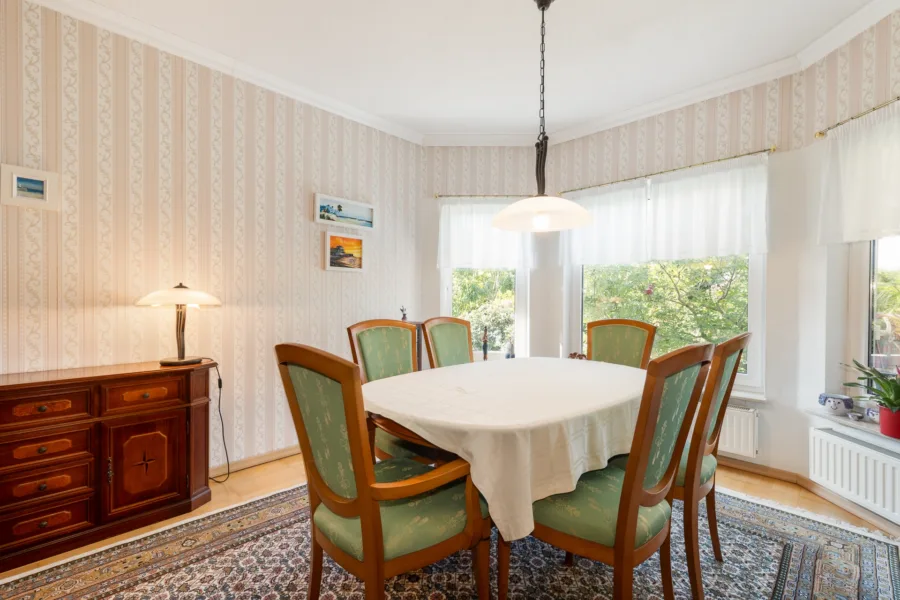Esszimmer im hellen Erker