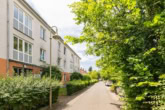 Ruhige Lage - Mit Südbalkon, Stellplatz, Keller, Einbauküche, Abstellraum: Helle/freundliche Wohnung in Schöneiche