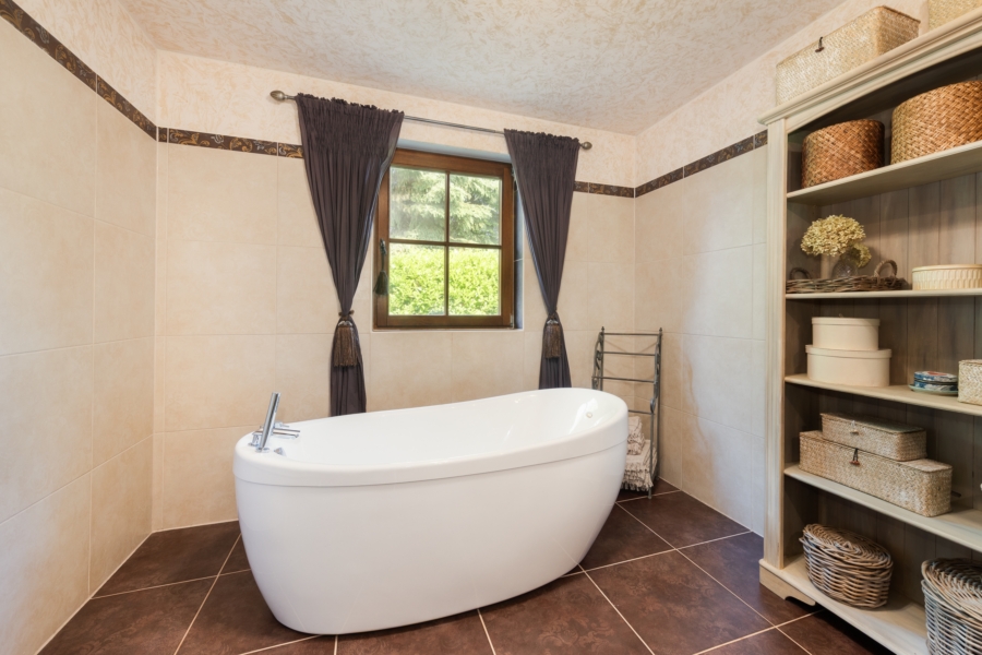 Bad mit freistehender Wanne