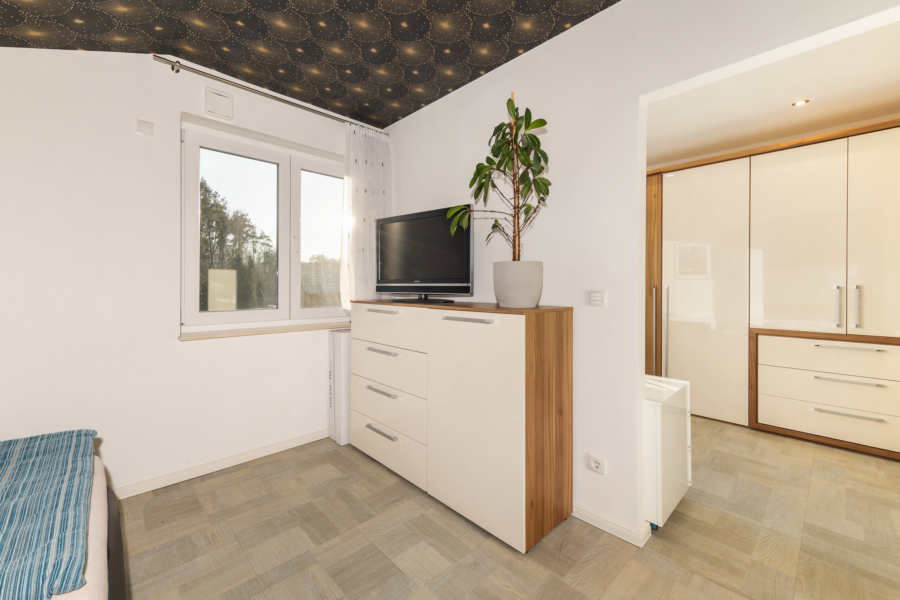 Mit offenem Durchgang zur Ankleide