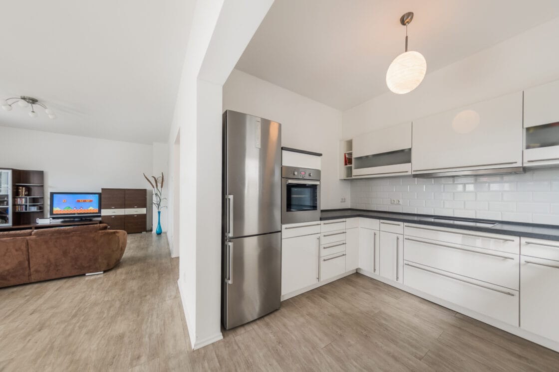 Moderne Stadtvilla mit Doppelgarage, Einbauküche, Kaminzug und guter Energieeffizienz in Fredersdorf - Offene Wohnküche