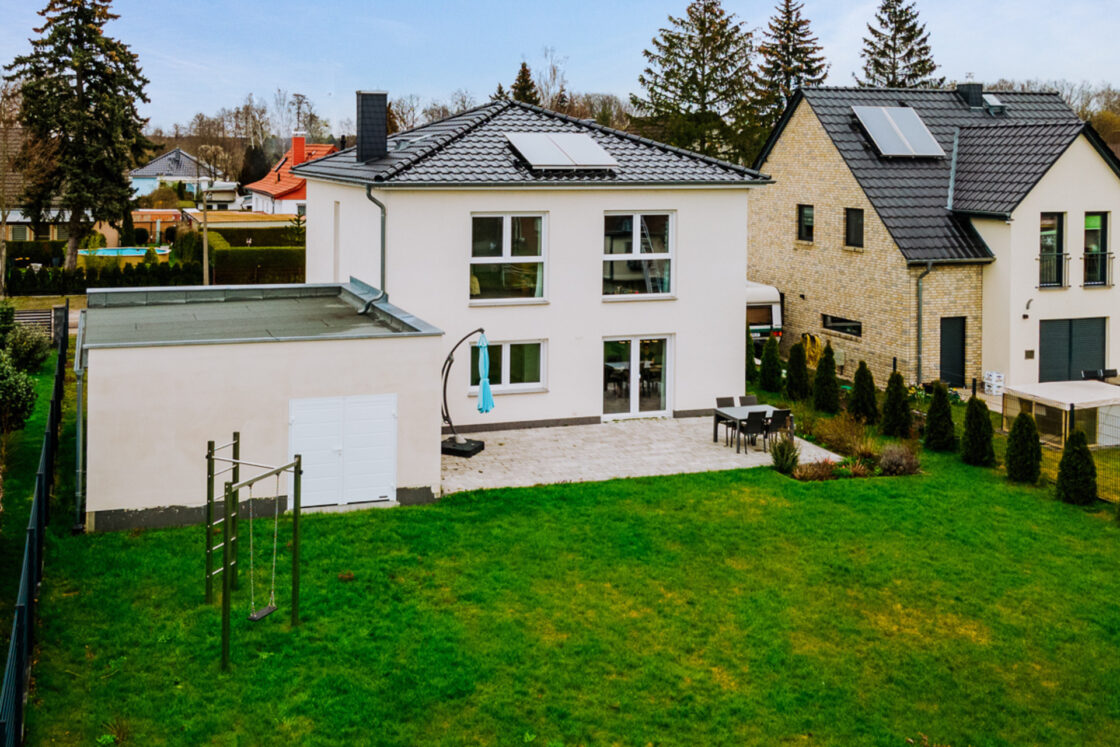 Moderne Stadtvilla mit Doppelgarage, Einbauküche, Kaminzug und guter Energieeffizienz in Fredersdorf - Terrasse und Garten