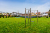 Kinderfreundlicher Garten - Moderne Stadtvilla mit Doppelgarage, Einbauküche, Kaminzug und guter Energieeffizienz in Fredersdorf