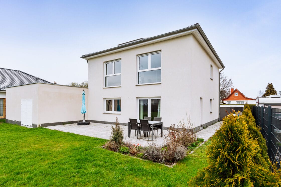 Moderne Stadtvilla mit Doppelgarage, Einbauküche, Kaminzug und guter Energieeffizienz in Fredersdorf - Stadtvilla in Fredersdorf