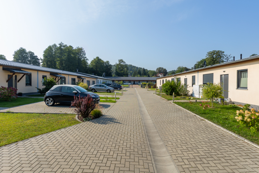 Einfahrt und Stellplätze