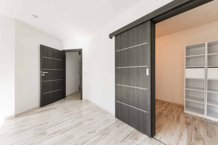 Zimmer mit modernen Böden und Türen