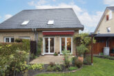 Gartenterrasse - Wald- und bahnhofsnah! Mit Keller, Einbauküche, Carport: Klinker-Doppelhaushälfte in Hohen Neuendorf