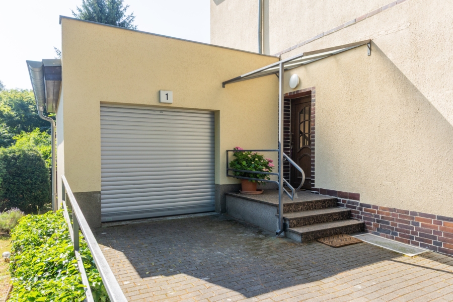 Garage mit elektrischem Tor