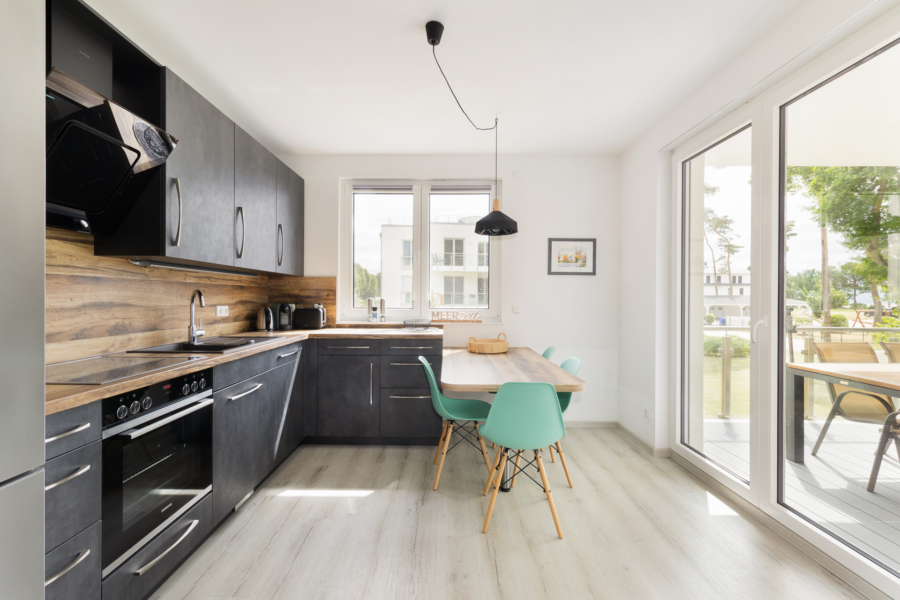 Küche mit Balkonzugang