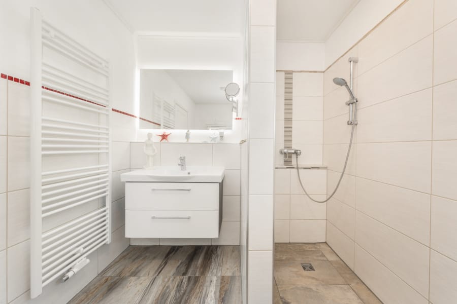 Mit bodengleicher Dusche