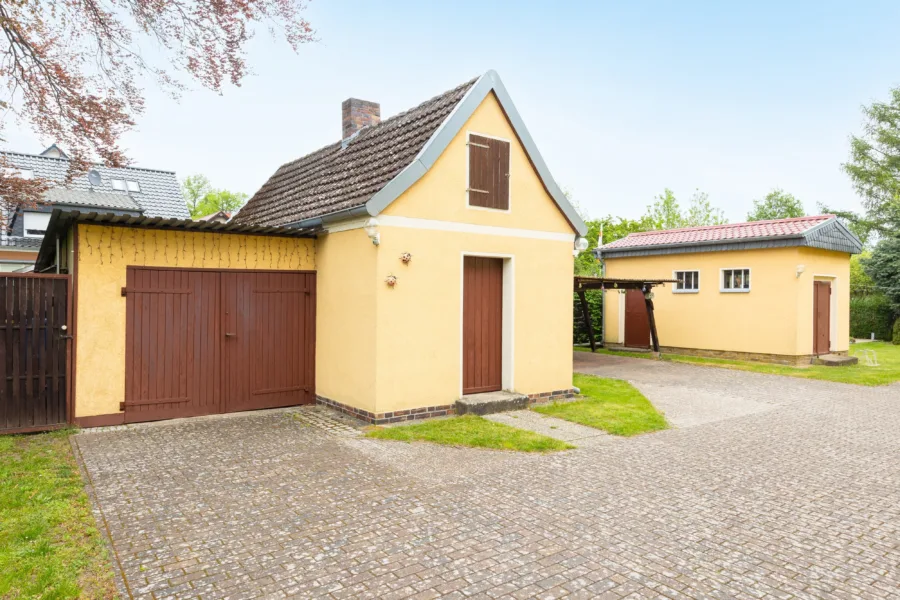 Garage und Nebengebäude