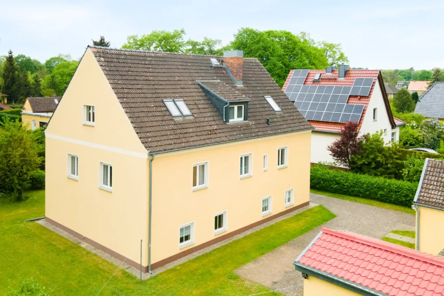 Hausansicht mit Garten