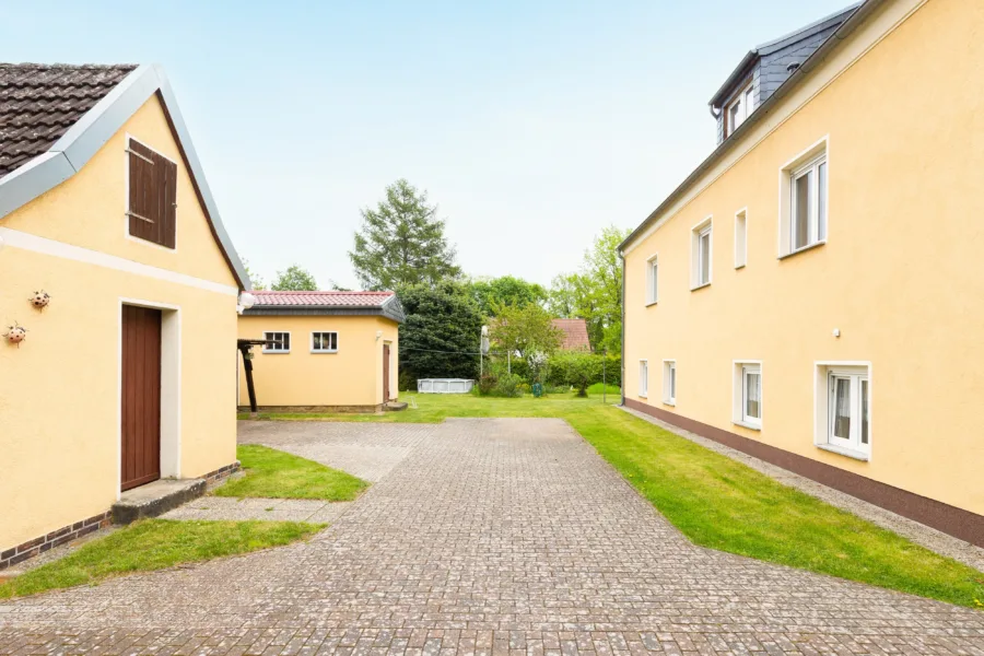 Gepflasterte Zufahrt
