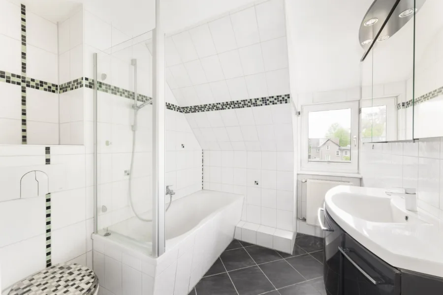 Bad mit Dusche und Wanne