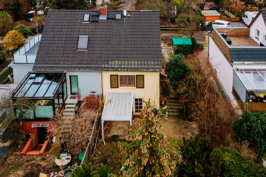 Mit Terrasse, Südwest-Garten, Einbauküche, modernem Bad: Hübsche Doppelhaushälfte in Oberschöneweide - Haus Vogelperspektive