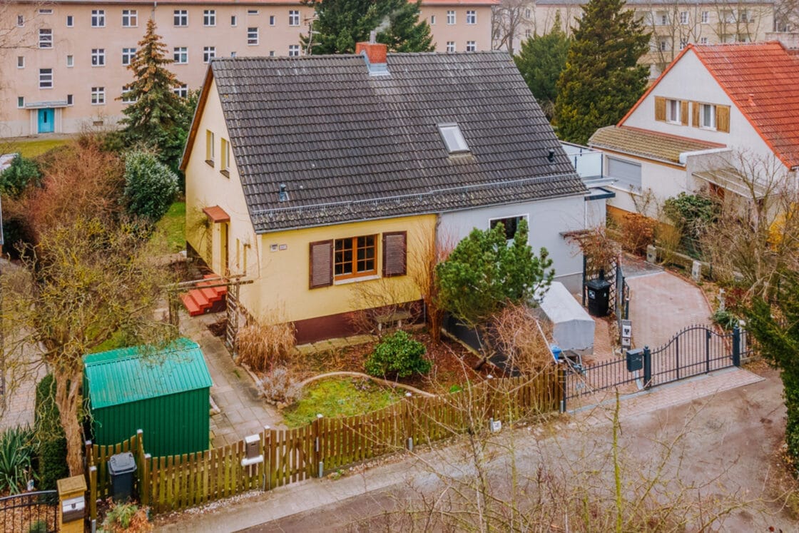 Mit Terrasse, Südwest-Garten, Einbauküche, modernem Bad: Hübsche Doppelhaushälfte in Oberschöneweide - Doppelhaushälfte mit Garten