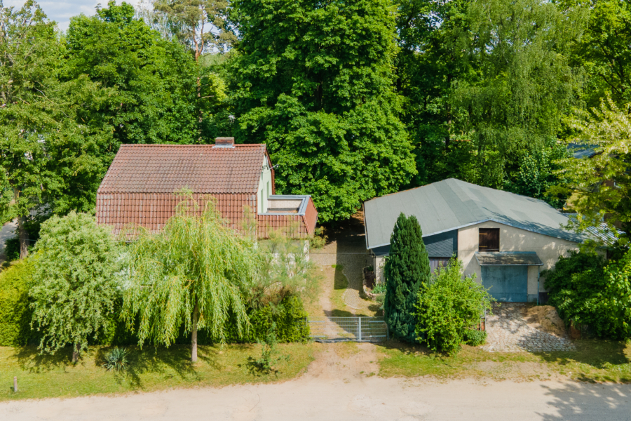 Haus und Nebengebäude