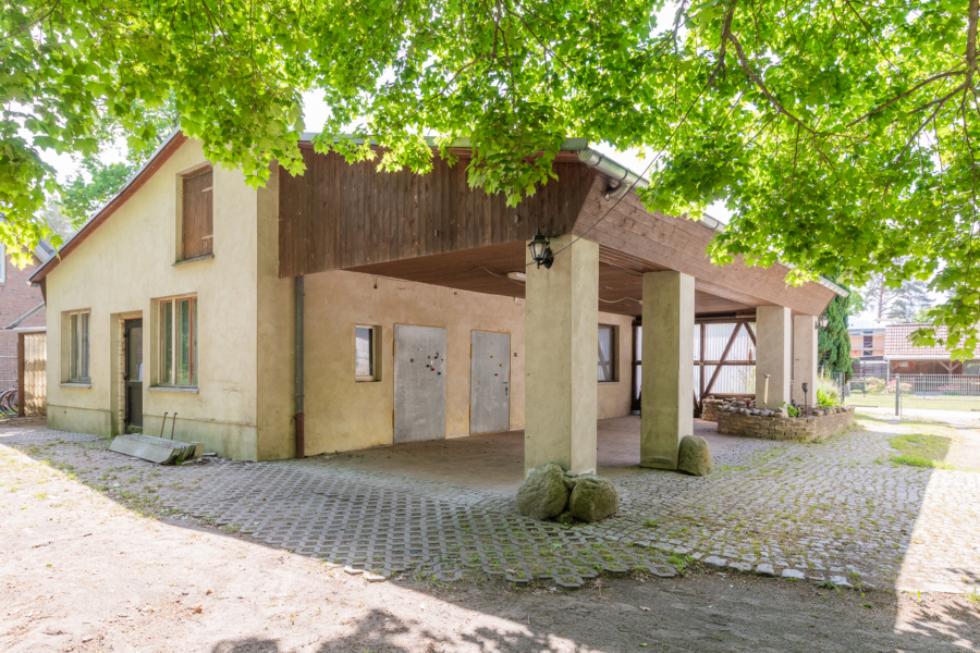 Mit überdachter Terrasse