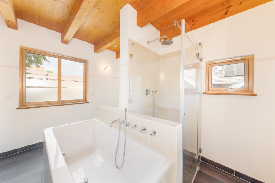 Tageslicht-Bad: Wanne + Dusche