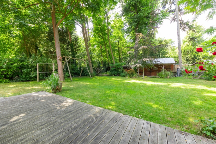 Große Terrasse zum Garten