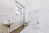 Bad mit Wanne, Waschtisch, WC - Helle Wohnung mit Keller, Stellplatz, Parkett u.v.m. - Am Zentrum in Naumburg (Saale)