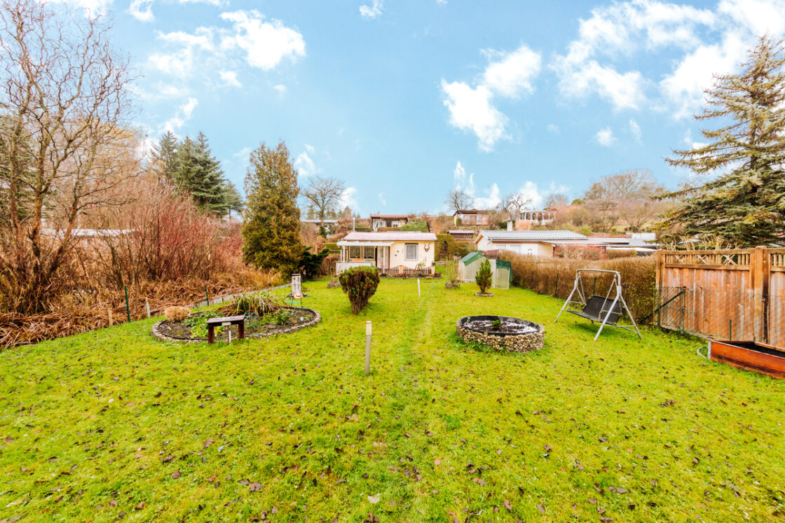 Feriengrundstück zentrumsnah am Naturschutzgebiet mit Ferien- und Gartenhaus - Blick zum Ferienhaus