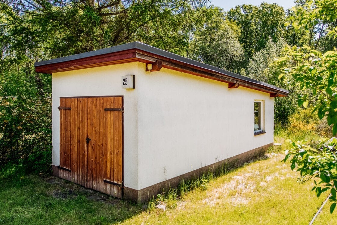 An einem Bach gelegen und mit Ferienhaus - Idyllisches Feriengrundstück in Rehfelde - Garage