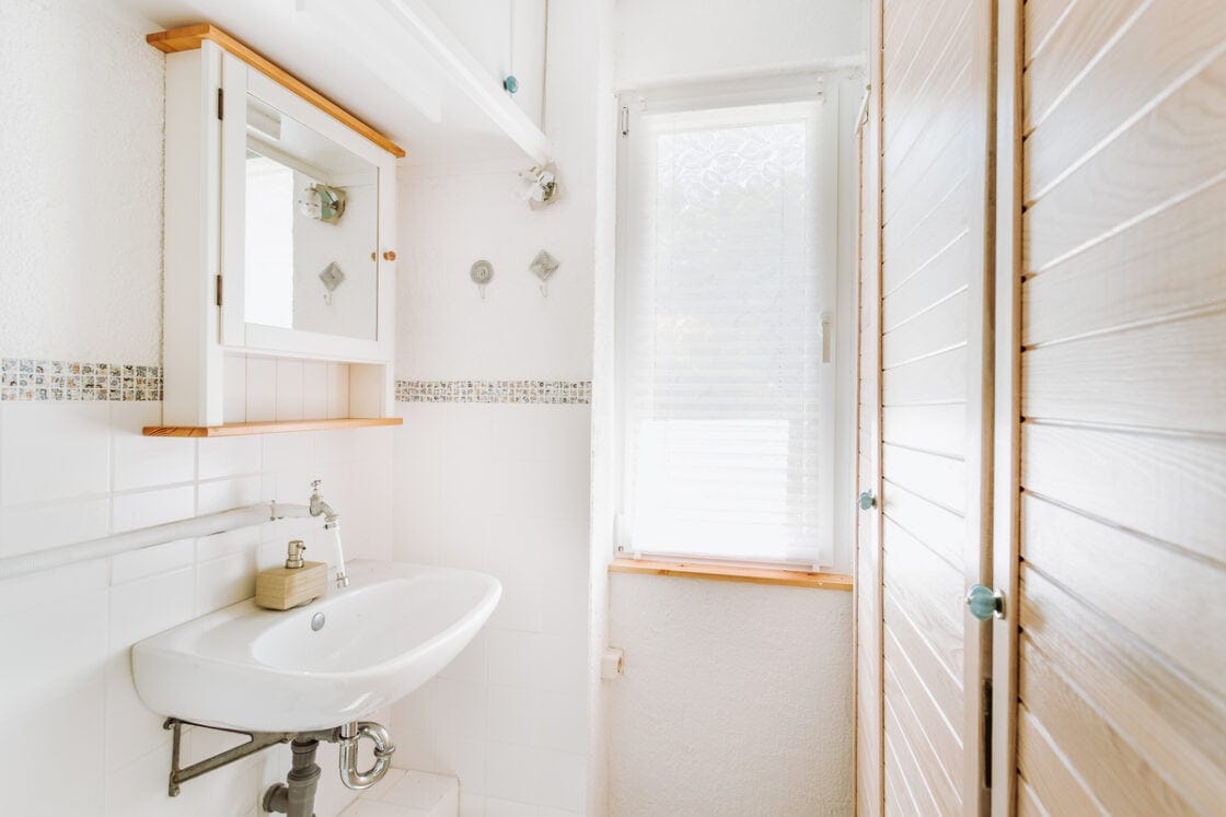An einem Bach gelegen und mit Ferienhaus - Idyllisches Feriengrundstück in Rehfelde - WC